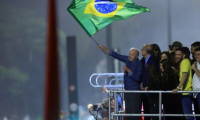 Em festa da vitória, Lula pede que público cante Hino da Independência