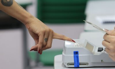 Eleitores vão cedo aos locais de votação no Rio, mesmo com chuva