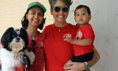 Pais levam filhos a seções eleitorais para ensinar democracia