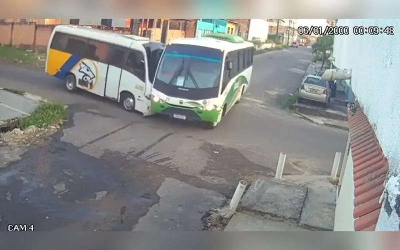 Motorista ignora sinalização e provoca acidente no Novo Aleixo