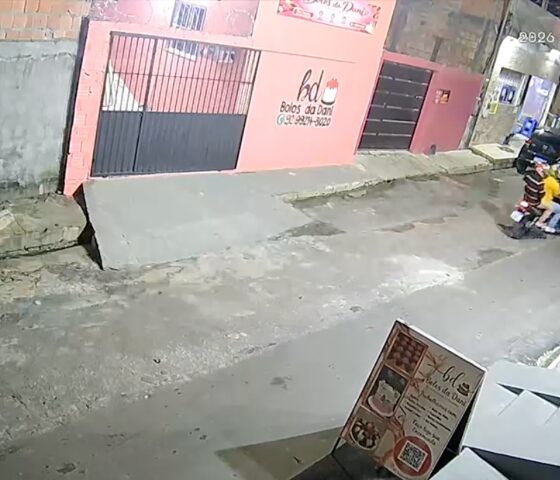 Tudo filmado: veja momento em que criminosos de moto assaltam jovens em Manaus