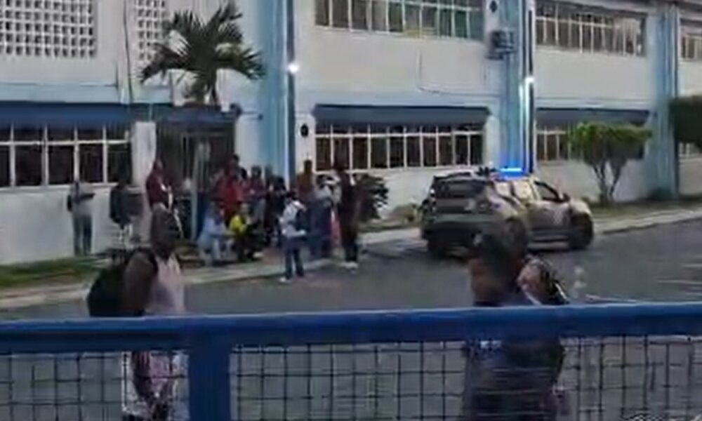 Eleitores relatam urnas fechadas e falta de transporte em Salvador