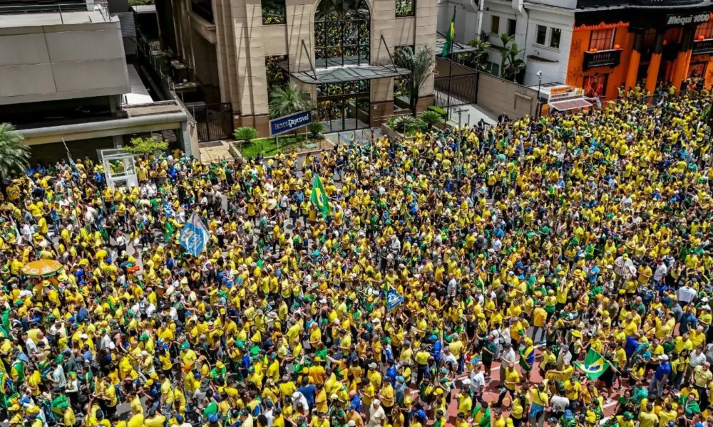 Campanha de Flávio Bolsonaro realiza manifestação na Paulista