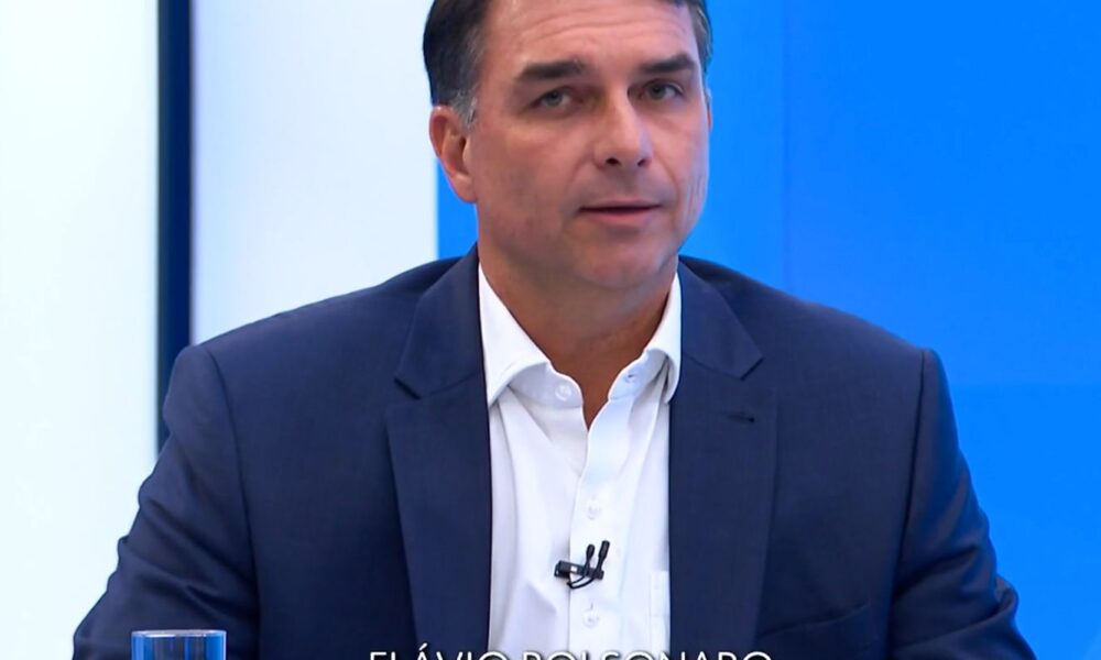 Ao votar no Rio de Janeiro, Flávio diz que representa a mudança