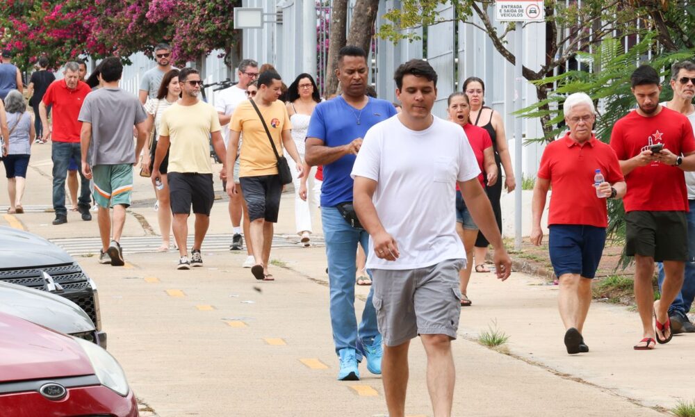 Idosos e menores de 18 anos votam no Distrito Federal