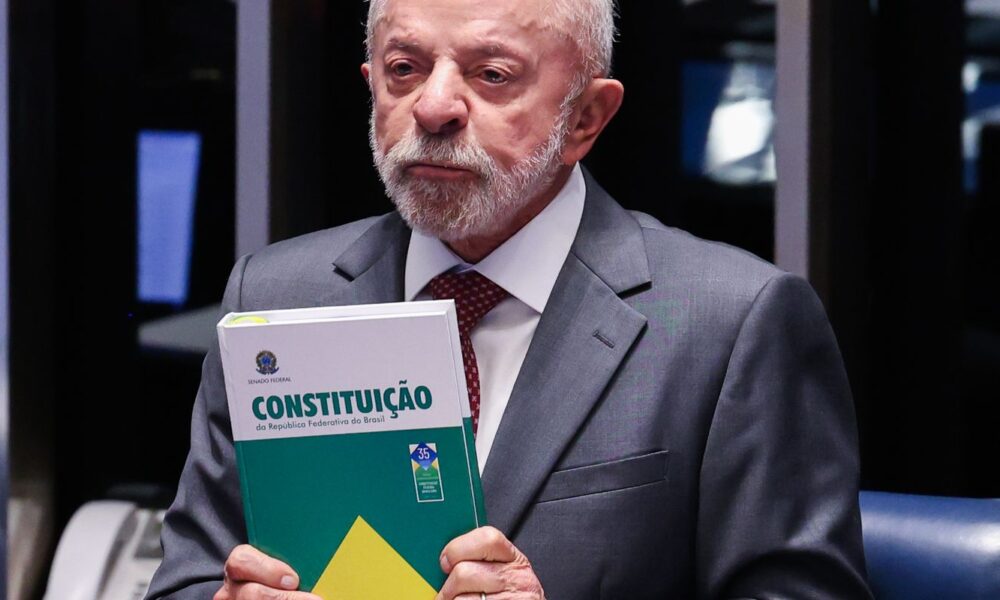 Lula faz campanha em MG e celebra fim da jornada 6x1
