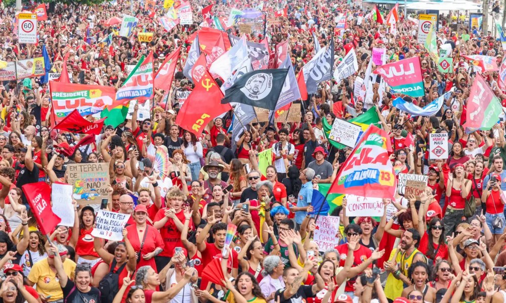 Milhares de pessoas lotam a orla de Copacabana em apoio a Lula