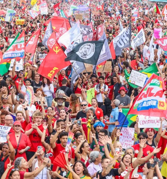 Milhares de pessoas lotam a orla de Copacabana em apoio a Lula