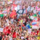 Milhares de pessoas lotam a orla de Copacabana em apoio a Lula
